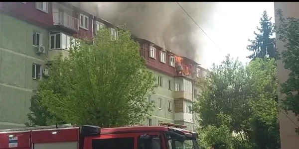 Mansarda unui bloc din Ostroveni - Râmnicu Vâlcea în flăcări Foto captură video