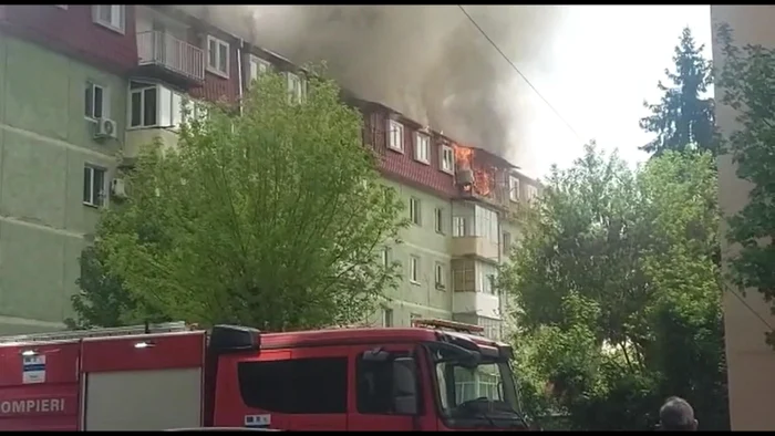 Incendiu la un bloc din Râmnicu Vâlcea Foto ISU Vâlcea