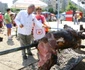 Primarul din Topoloveni şi Mariana Robescu, după frigerea viţelului la proţap jpeg
