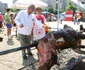 Primarul din Topoloveni şi Mariana Robescu, după frigerea viţelului la proţap jpeg