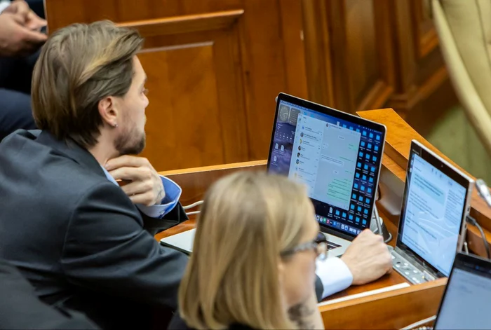 Maxim Potîrniche, surpirns în timp ce punea la cale o petrecere. FOTO: FB/ Alexandru Versinin