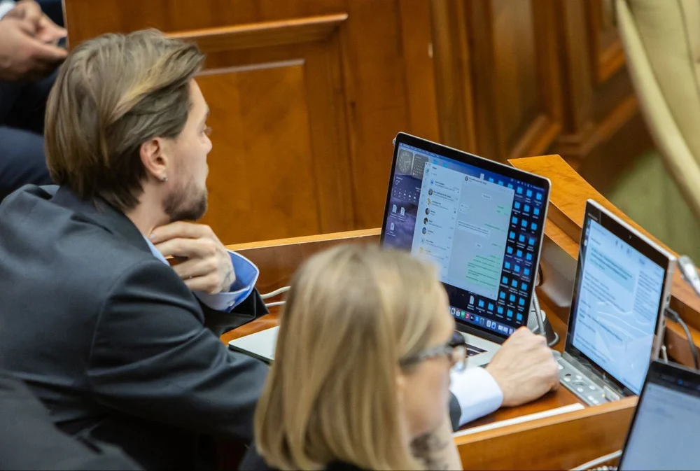 „Cine și ce alcool are?” Deputați moldoveni, prinși organizând o „beție” în timpul unei şedinţe a Parlamentului