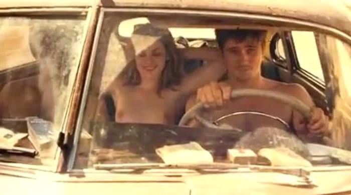 
    Kristen Stewart, topless în filmul «On The Road».  
