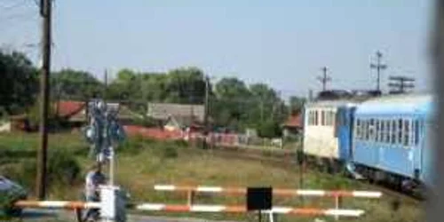 Trenul a surprins maşina la trecerea de cale ferată