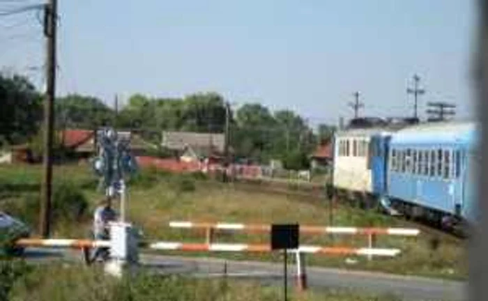 Trenul a surprins maşina la trecerea de cale ferată