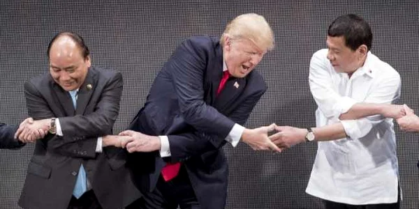 Donald Trump - strangere de mana la summitul ASEAN de la Manila FOTO AFP 