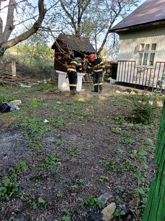 Salvatorii l-au scos răpid pe sucevean din fântână FOTO ISU Suceava
