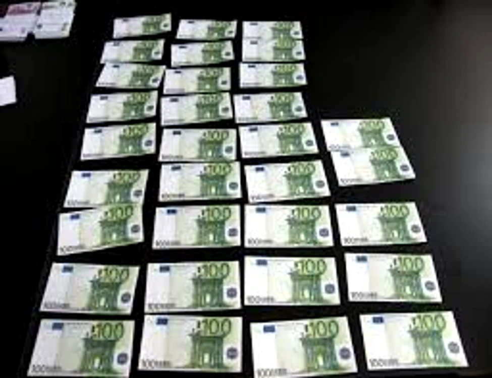
    La descindere au fost descoperite cantităţi mari de bani falşi  