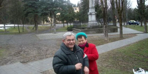 Cei doi sunt primii maghiari veniti la statuia martirilor secui din Târgu-Mures