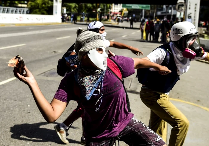 Ciocniri violente în protestatari şi forţele de ordine la Caracas FOTO AFP