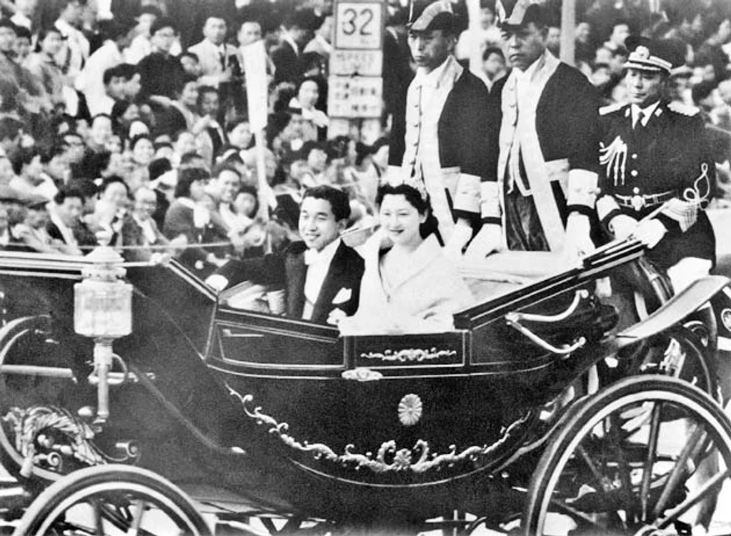 1959. Imagini de la nunta regală dintre Prinţul Akihito şi Prinţesa Michiko 
