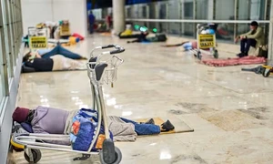 oameni fara adapost in aeroportul din Madrid foto X jpeg