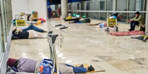 oameni fara adapost in aeroportul din Madrid foto X jpeg