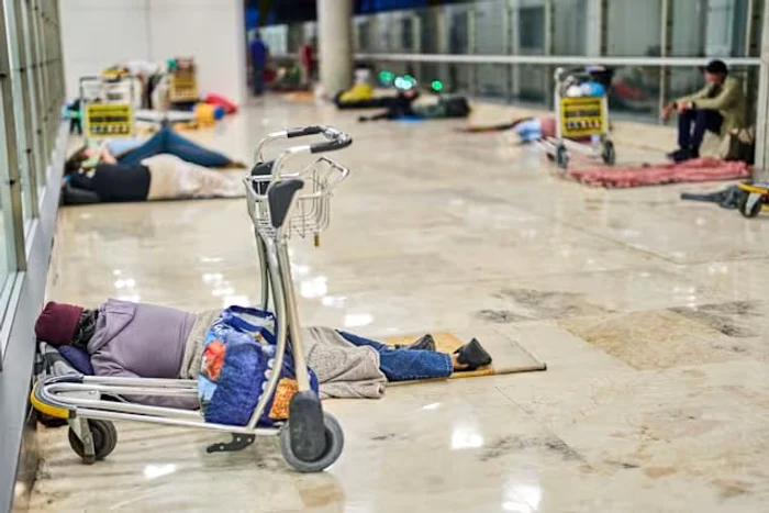 VIDEO Drogații și persoanele fără adăpost au pus stăpânire pe cel mai mare aeroport din Spania. Pericol pentru turiști