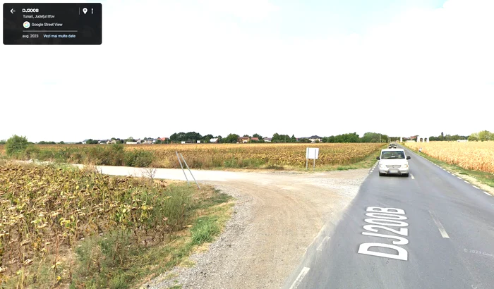 La capătul celor 5 km ale străzii din stânga, se ajunge la rondul mare al aeroportului