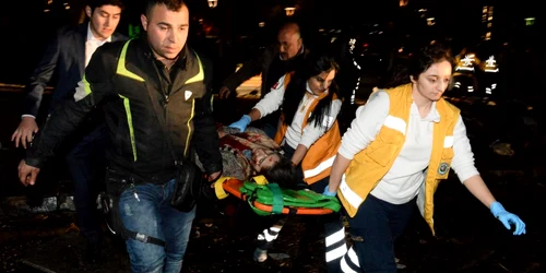 Serviciile de urgenţă ajuta o persoană rănită în urma unei explozii în cartierul central Kizilay din Ankara Turcia FOTO Guliver/GettyImages