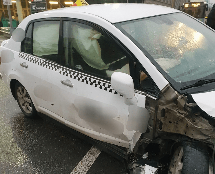 Taximetrist reținut la Galați. A rănit două persoane și a fugit de la locul accidentului