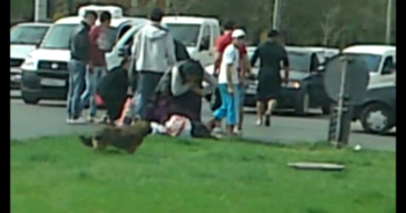 Cei doi  ţigani au jefuit-o pe femeie imediat după producerea accidentului 