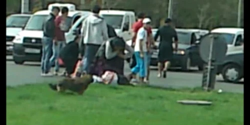 Cei doi  ţigani au jefuit-o pe femeie imediat după producerea accidentului 