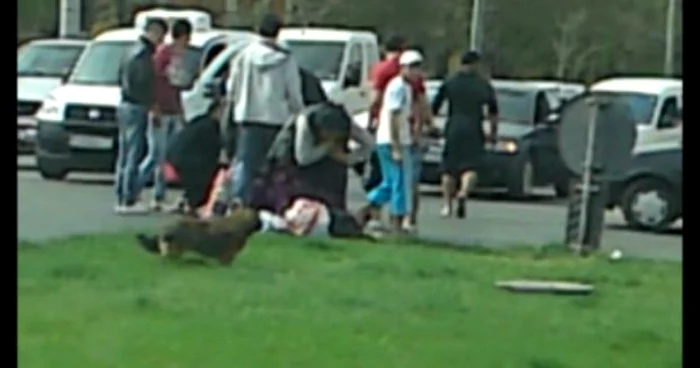 În timp ce femeia zace într-o baltă de sânge din geanta ei o ţigană îi fură banii