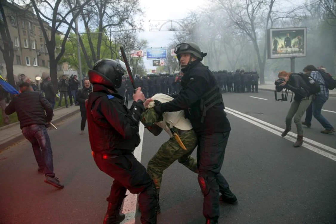 
    Luni au continuat violenţele în Doneţk: protestatarii pro-ruşi s-au luat la bătaie cu pro-ucrainenii. (Foto: Reuters)  
