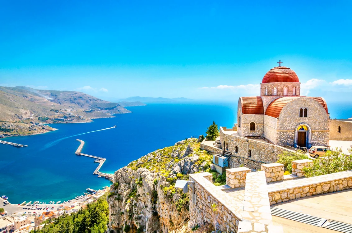 Imagine panoramică a Insulei Lesbos din Grecia, cu o vilă în vârful unui deal