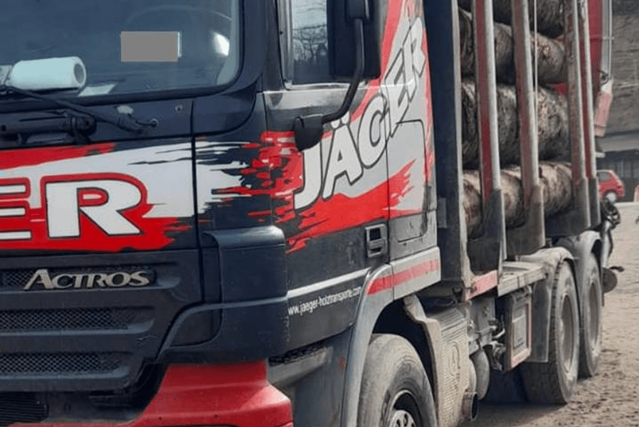 Autoutilitară de 20.000 de euro, confiscată cu tot cu lemnul pe care îl transporta ilegal FOTO 