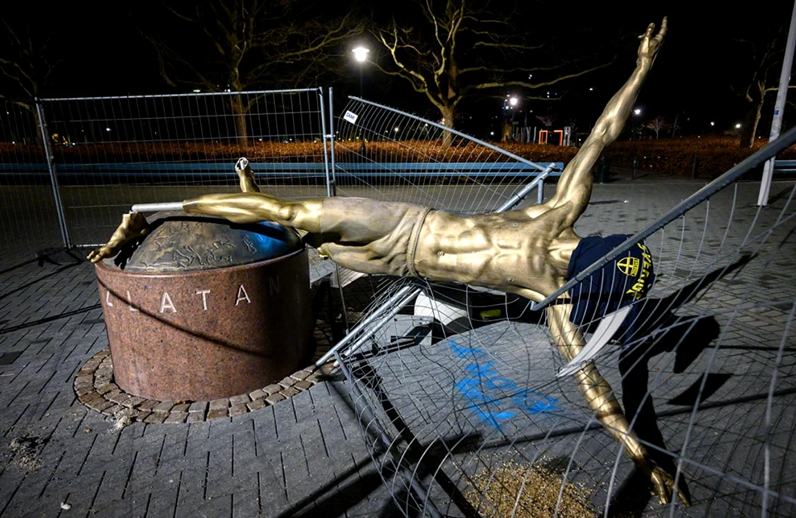 Statuia lui Ibrahimovic, doborâtă la pământ