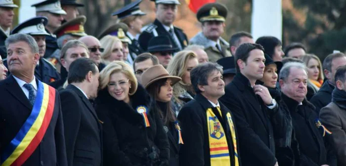 Corina Creţu zâmbeşte în timp ce Ludovic Orban îi spune ceva la ureche. Foto: ADEVĂRUL