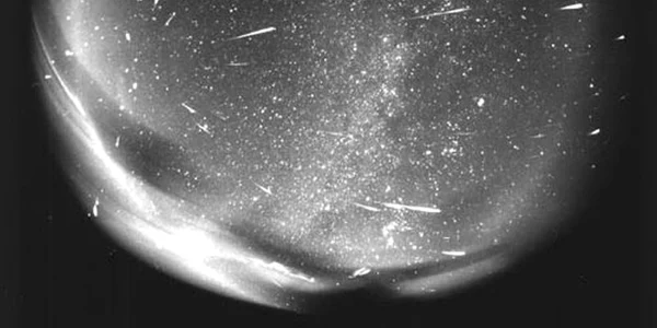 Meteori  O expunere de patru ore, în luna noiembrie 1998, a astronomului Juraj Toth  Foto astro urseanu jpg