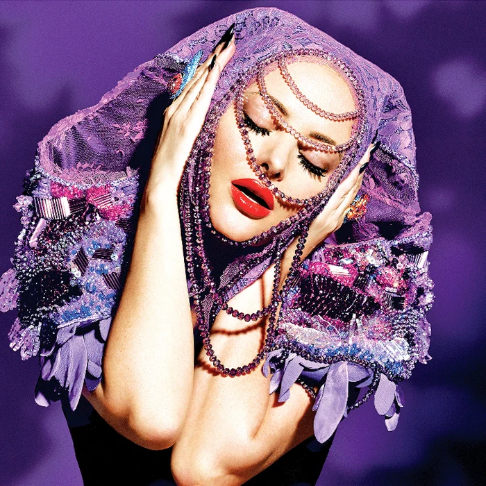 
    Va purta și un batic din  portul popular vietnamez  