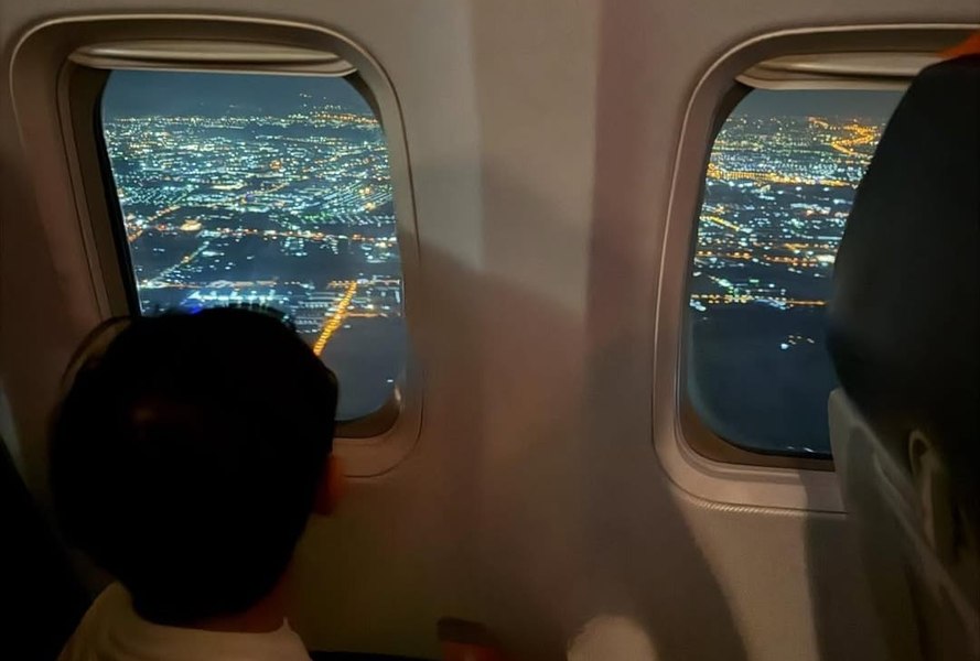 Ultimele fotografii ale pasagerilor morți în tragedia aviatică din Coreea de Sud: un copil de 3 ani privește entuziasmat pe fereastra avionului