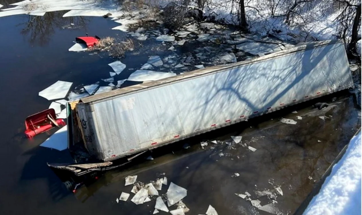 Un şofer de TIR a reuşit să scape nevătămat în urma unui accident rutier produs în statul american Massachusetts. Uriaşul camion a rupt balustrada unui pod şi s-a prăbuşit în râul îngheţat
