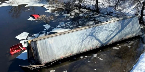 Un şofer de TIR a reuşit să scape nevătămat în urma unui accident rutier produs în statul american Massachusetts. Uriaşul camion a rupt balustrada unui pod şi s-a prăbuşit în râul îngheţat