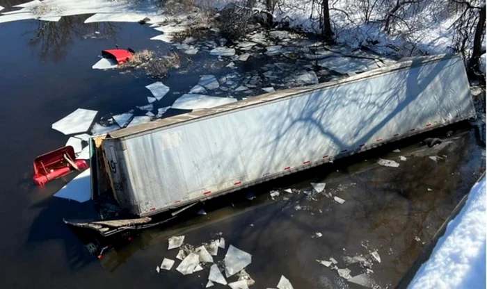 Un şofer de TIR a reuşit să scape nevătămat în urma unui accident rutier produs în statul american Massachusetts. Uriaşul camion a rupt balustrada unui pod şi s-a prăbuşit în râul îngheţat
