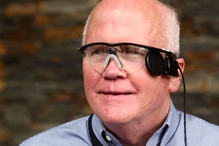 Larry Hester și-a recăpătat vederea după 33 de ani cu ajutorul unui dispozitiv compus dintr-un implant și un echipament externcaptură: YouTube