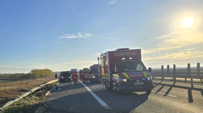 Mai multe echipaje intervin la locul accidentului. FOTO Glasul Aradului