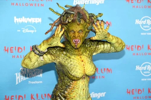 VIDEO Heidi Klum, transformare spectaculoasă pentru Halloween. I-a îngrozit pe toți cu apariția sa inspirată din mitologia greacă