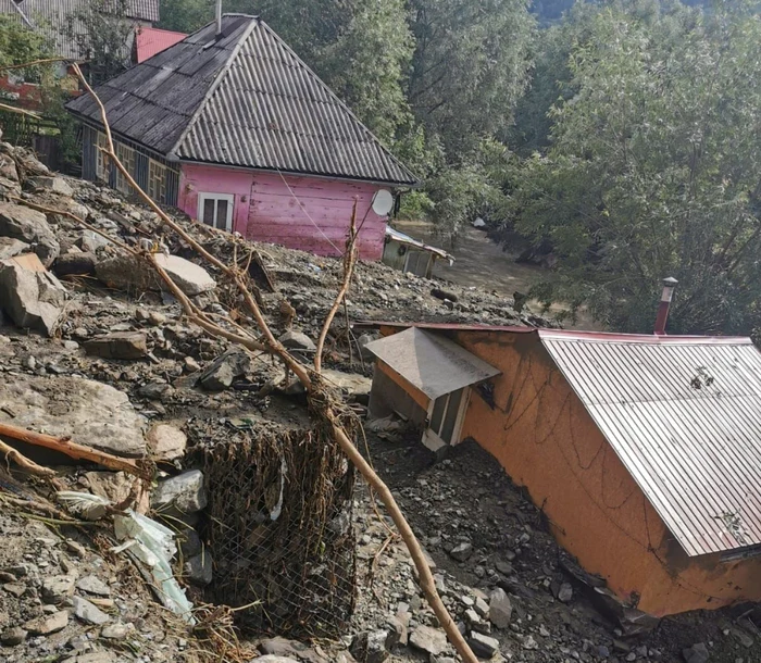 Locuinţe îngropate în mâl şi pietriş la Cărpiniş, comuna Roşia Montană. Foto: ISU Alba