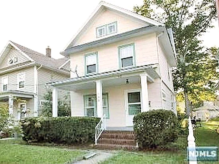 A copilărit în Englewood,  New Jersey