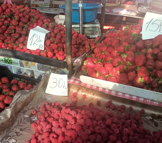 Fructe pe tarabele românești Sursa foto: Eco Piața Iași