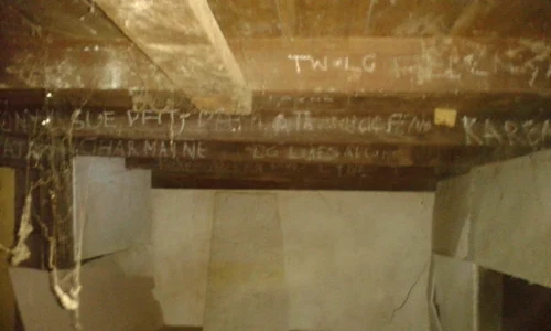 În subsolul casei, bărbatul a găsit mai multe nume de femei scrijelite în lemn jpeg