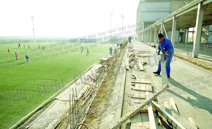 Complexul Academiei  are nouă terenuri de  joc, hotelul urmând  să fie gata în 2012 (fotografii: Florin Gheorghe)