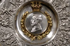 Vas decorativ dăruit de regele Carol I prim-ministrului I.C. Brătianu, detaliu (se află în patrimoniul Muzeului Militar Național „Regele Ferdinand I” și a fost supus procesului de restaurare folosindu-se tehnica de curățare cu laser în cadrul laborat