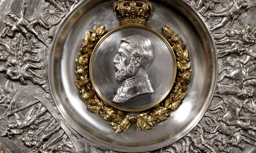 Vas decorativ dăruit de regele Carol I prim-ministrului I.C. Brătianu, detaliu (se află în patrimoniul Muzeului Militar Național „Regele Ferdinand I” și a fost supus procesului de restaurare folosindu-se tehnica de curățare cu laser în cadrul laborat