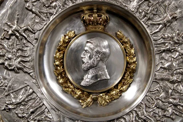 Vas decorativ dăruit de regele Carol I prim-ministrului I.C. Brătianu, detaliu (se află în patrimoniul Muzeului Militar Național „Regele Ferdinand I” și a fost supus procesului de restaurare folosindu-se tehnica de curățare cu laser în cadrul laborat