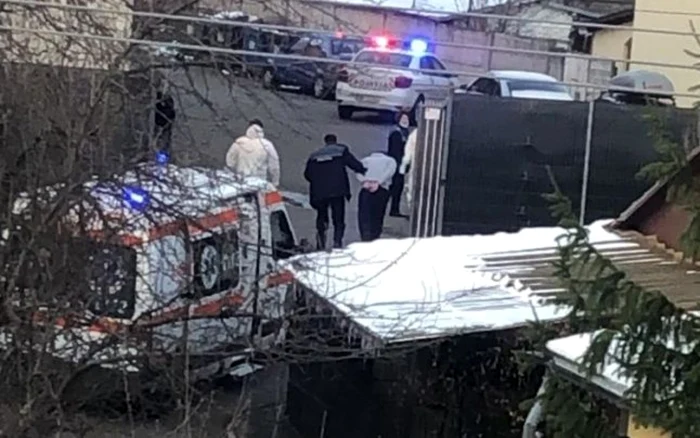 Claudiu Ciobotaru, în momentul aducerii la centrul de carantină. FOTO: Tvmneamt.ro