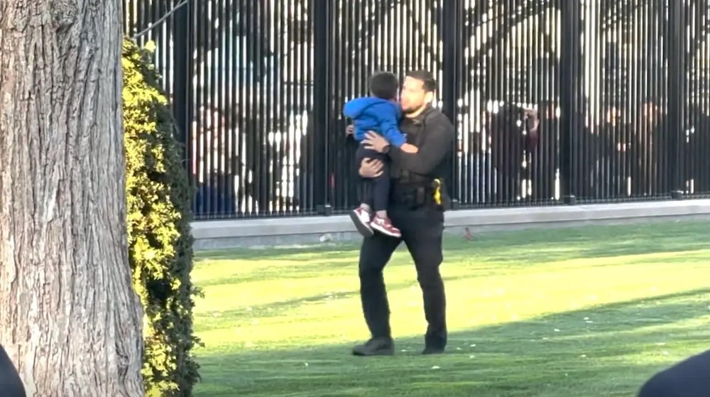 Un copil curios a vrut să-l întâlnească pe Donald Trump. Sistemul de securitate de la Casa Albă, pus la încercare