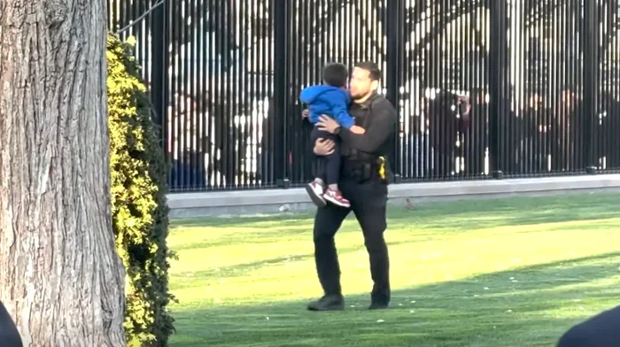 Un copil a intrat în incinta Casei Albe FOTO: Captura x