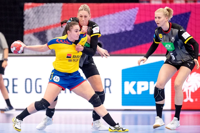 
    Andreea Popa este una dintre jucătoarele tinere promovare în naționala de handbal a RomânieiFoto: EPA-EFE  